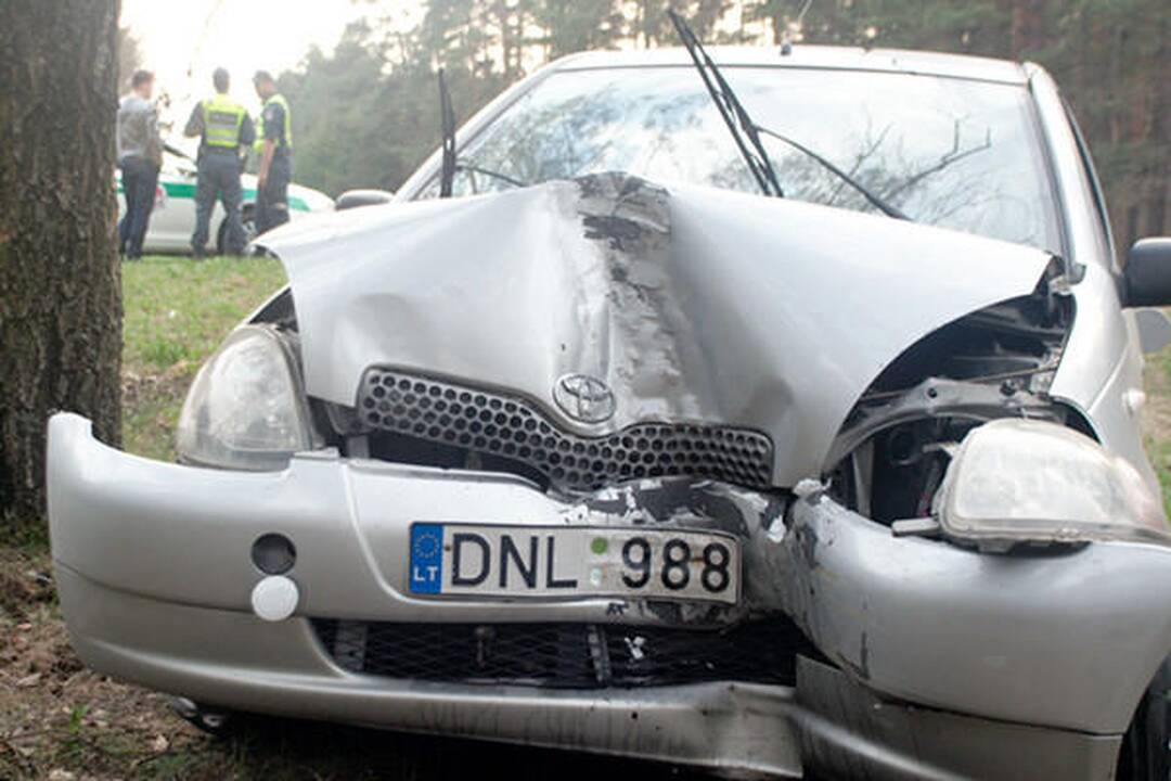 Nemenčinės plente automobiliui atsitrenkus į medį nukentėjo moteris