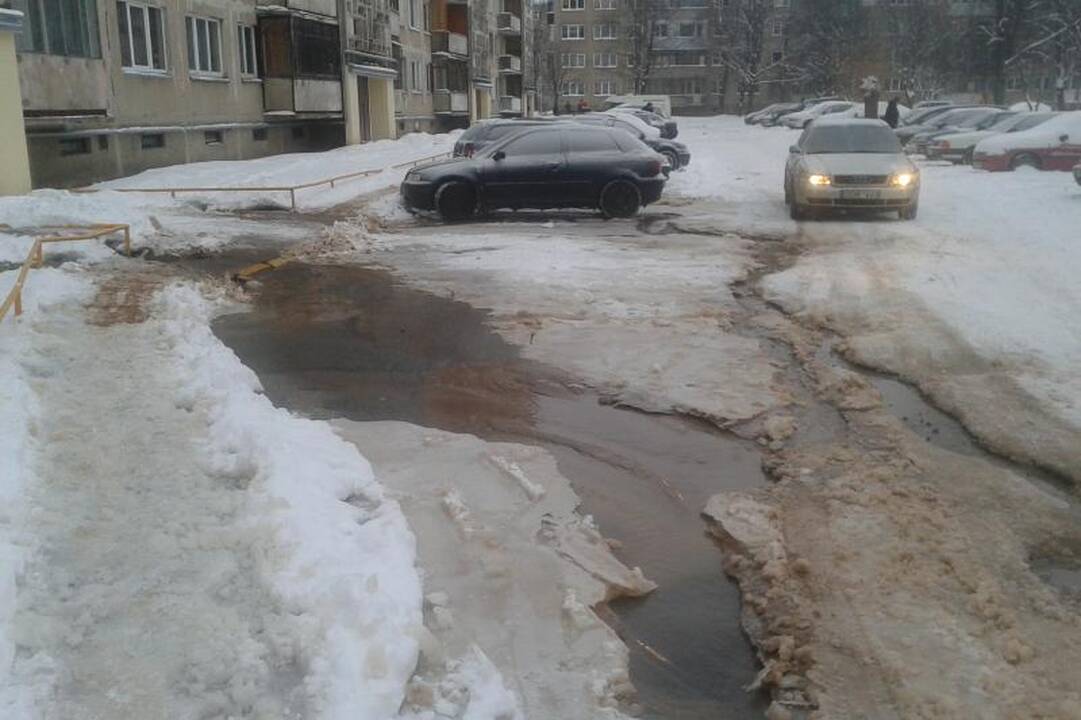Trūkus vamzdžiui daugiabučio gyventojai liko nesiprausę