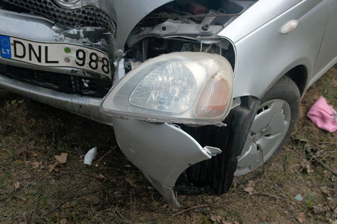 Nemenčinės plente automobiliui atsitrenkus į medį nukentėjo moteris