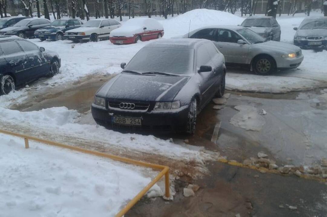 Trūkus vamzdžiui daugiabučio gyventojai liko nesiprausę