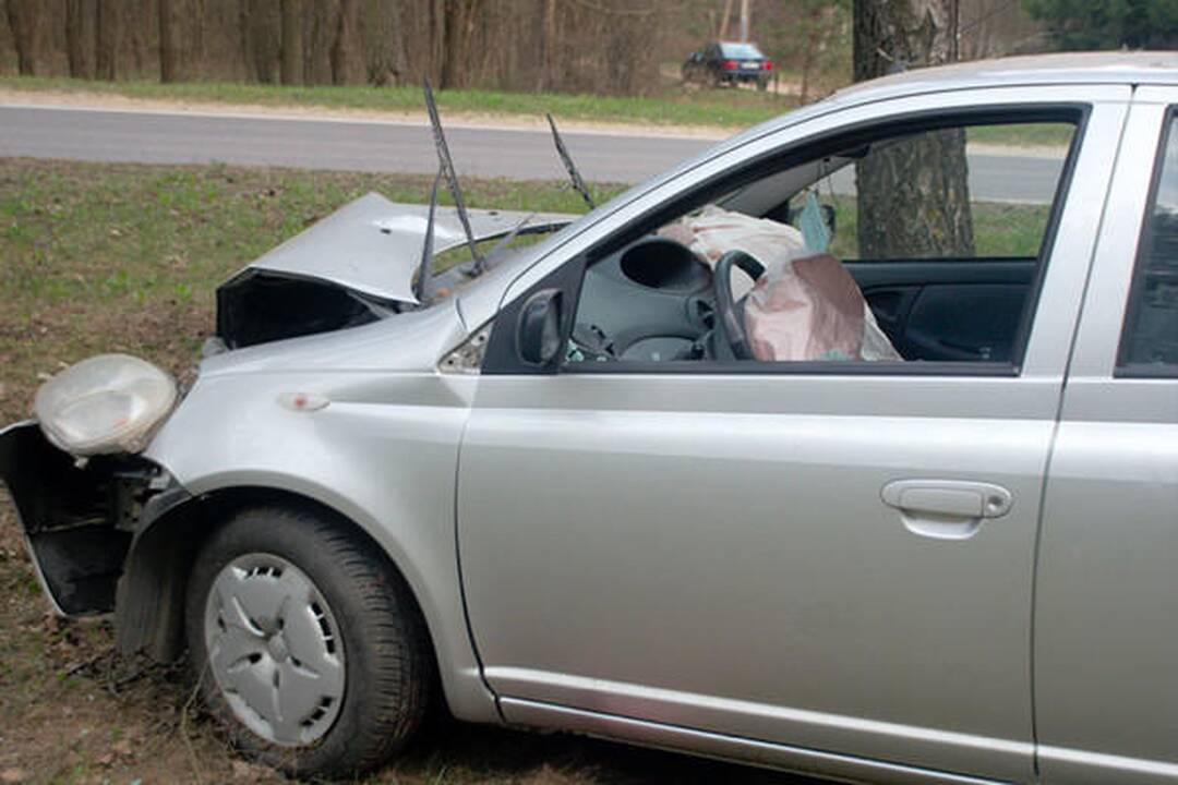 Nemenčinės plente automobiliui atsitrenkus į medį nukentėjo moteris