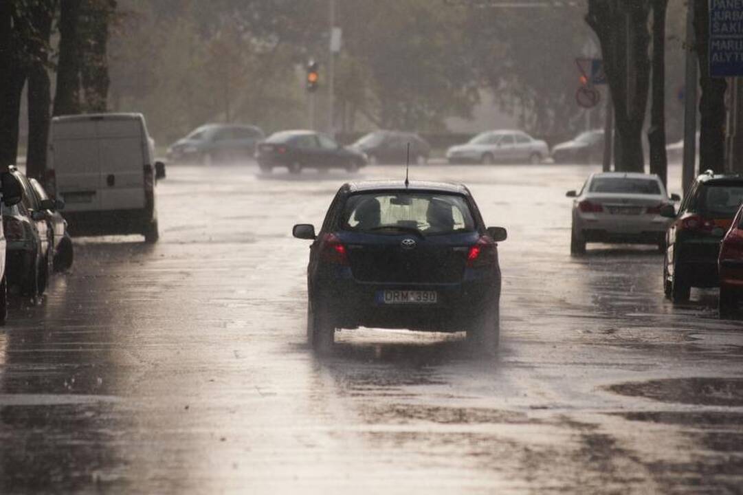 Vakare ir naktį eismą sunkins smarkus lietus su perkūnija