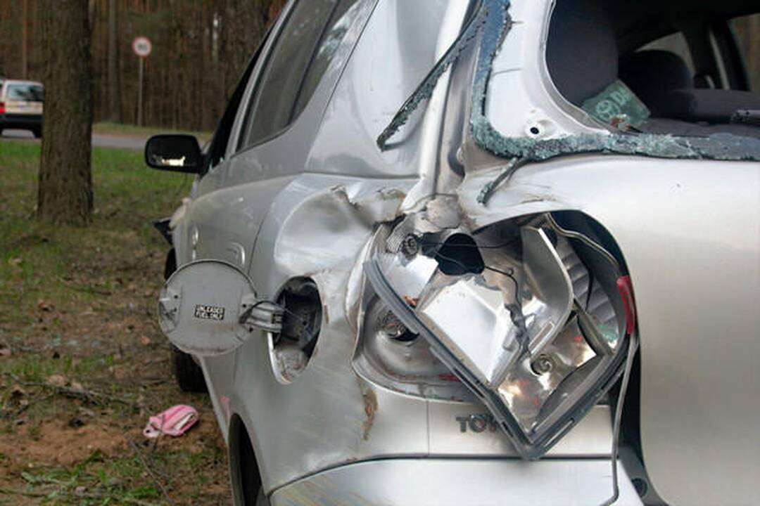 Nemenčinės plente automobiliui atsitrenkus į medį nukentėjo moteris