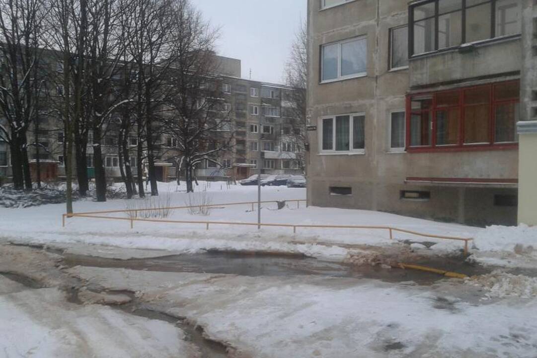 Trūkus vamzdžiui daugiabučio gyventojai liko nesiprausę