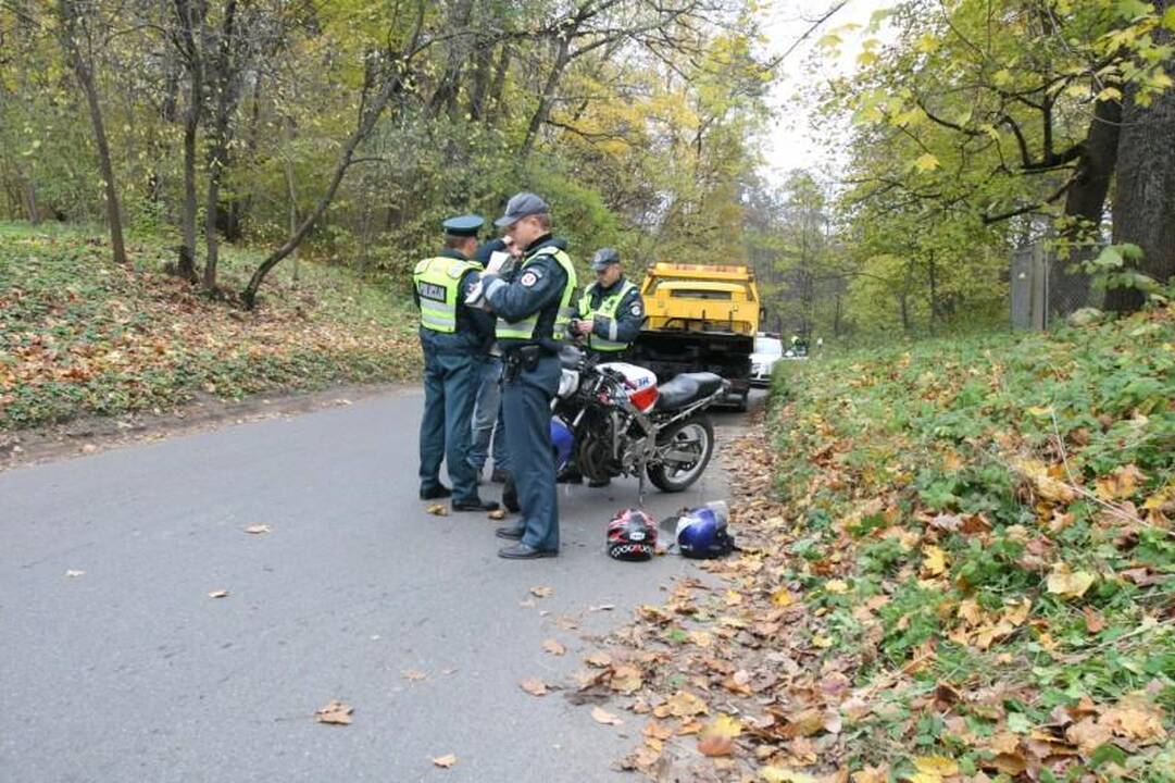 Sprukdami nuo policijos motociklininkai rėžėsi į patrulių automobilį