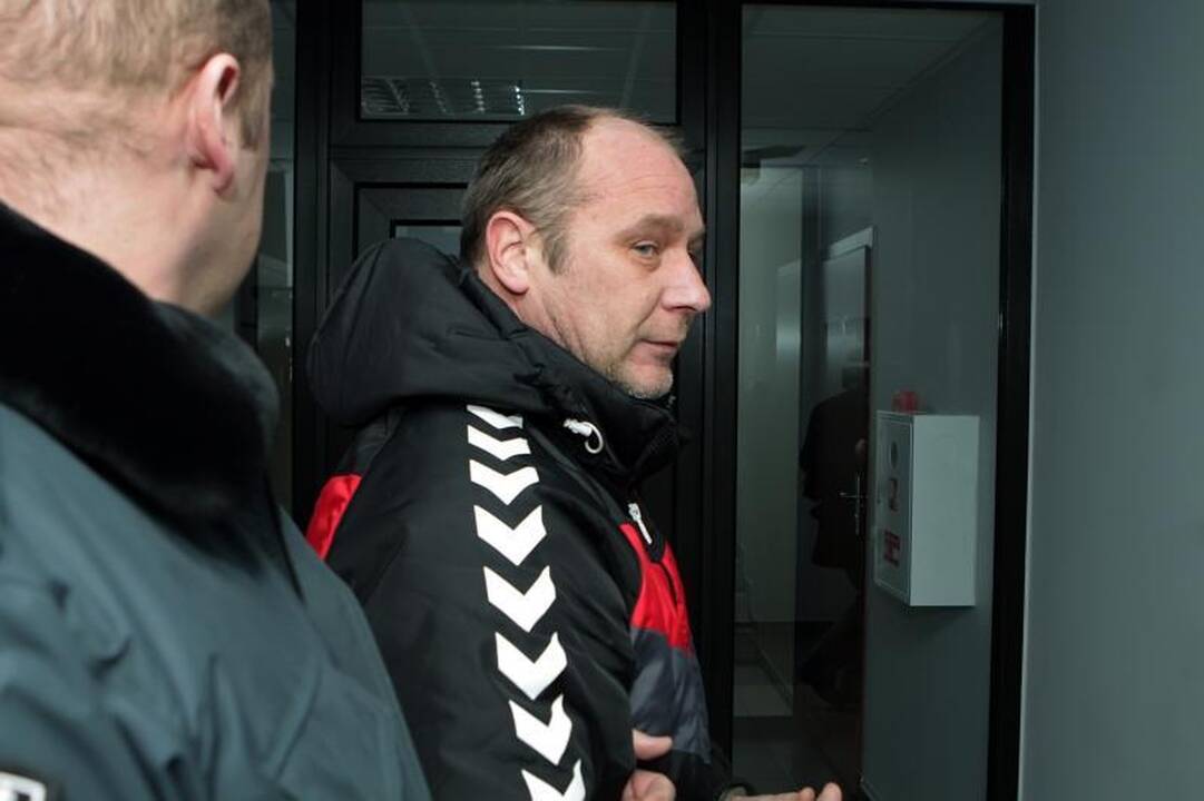 Dėl sukčiavimo sulaikyti policijos pareigūnai savo kaltę neigia