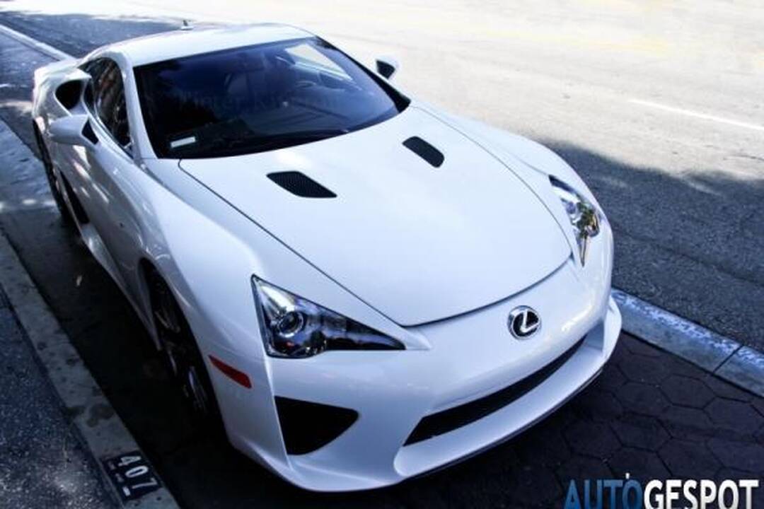 Ar akinančiai baltas „Lexus LF-A“ neužgoš tobulo P.Hilton grožio?