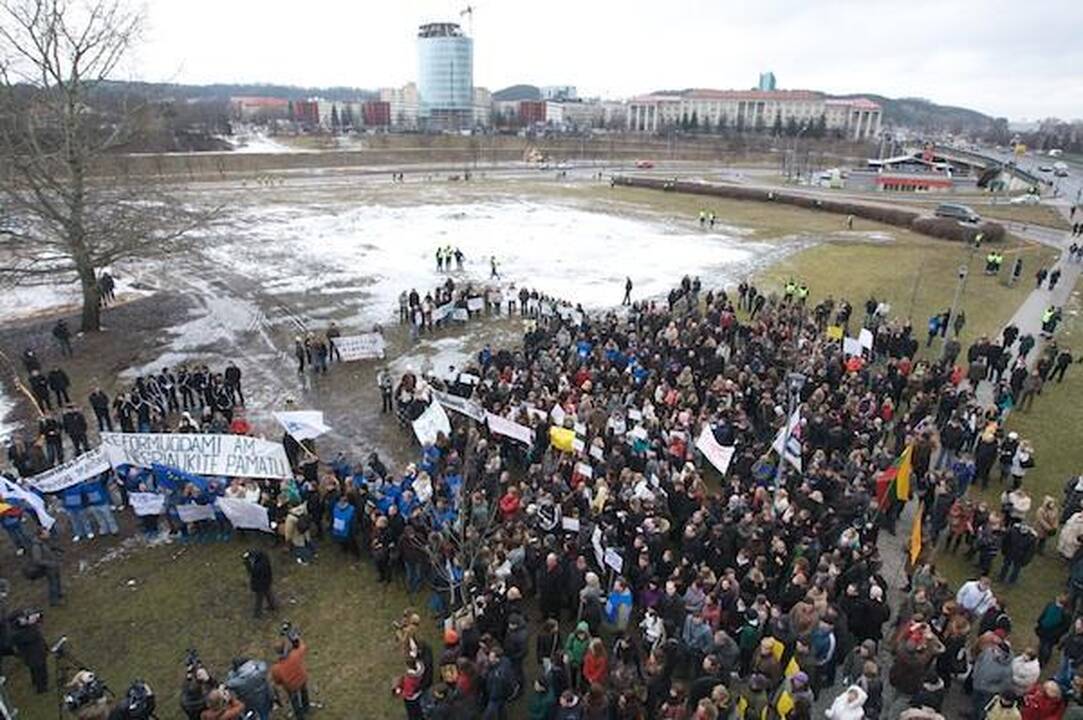 Studentų mitingas baigėsi taikiai (papildyta)