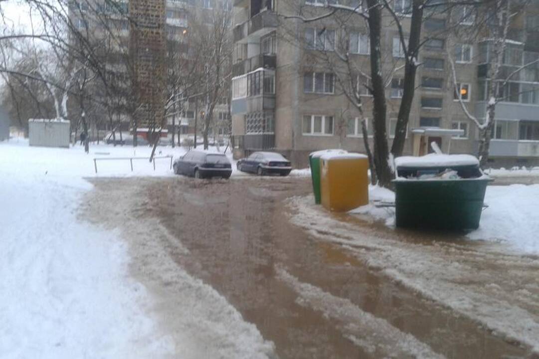 Trūkus vamzdžiui daugiabučio gyventojai liko nesiprausę