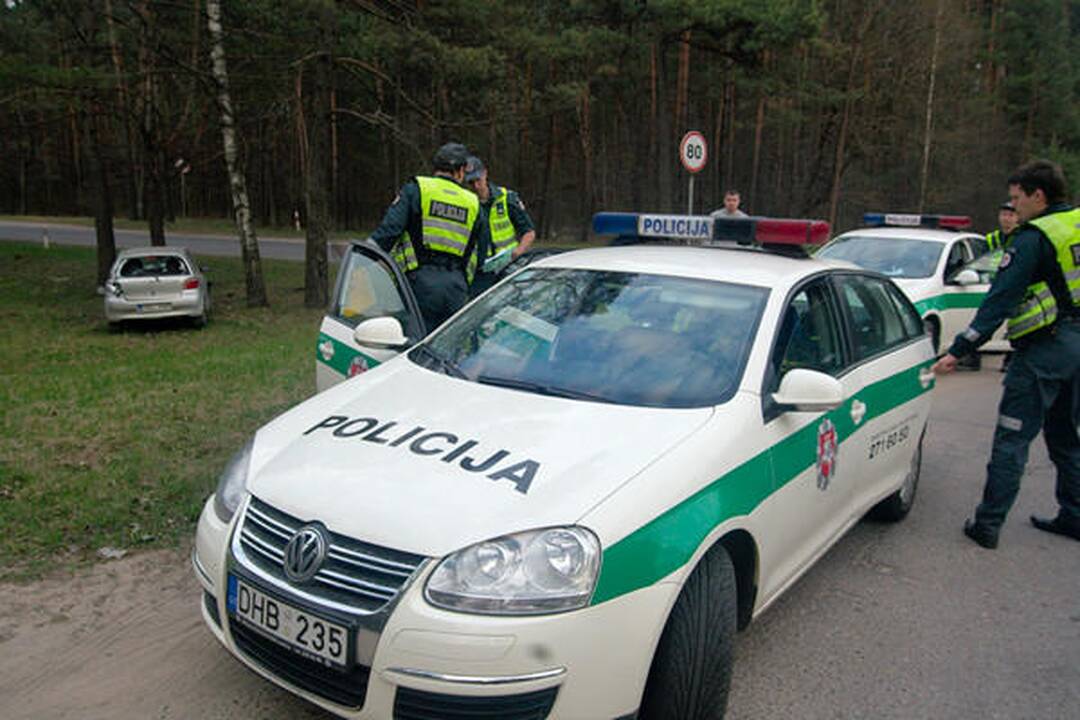 Nemenčinės plente automobiliui atsitrenkus į medį nukentėjo moteris