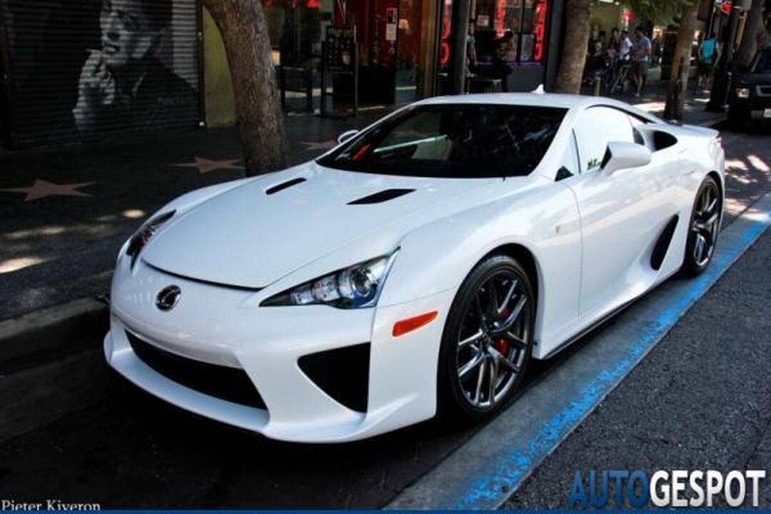 Ar akinančiai baltas „Lexus LF-A“ neužgoš tobulo P.Hilton grožio?