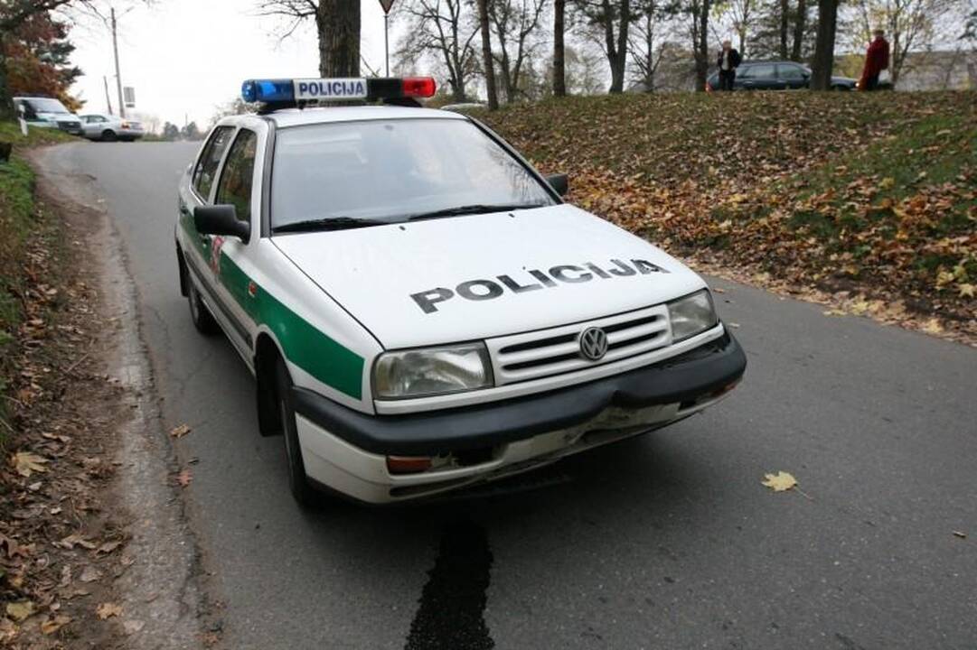 Sprukdami nuo policijos motociklininkai rėžėsi į patrulių automobilį