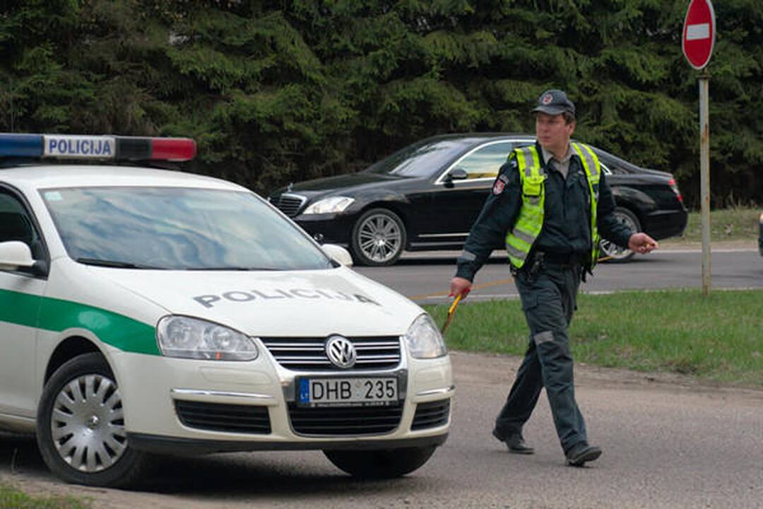 Nemenčinės plente automobiliui atsitrenkus į medį nukentėjo moteris