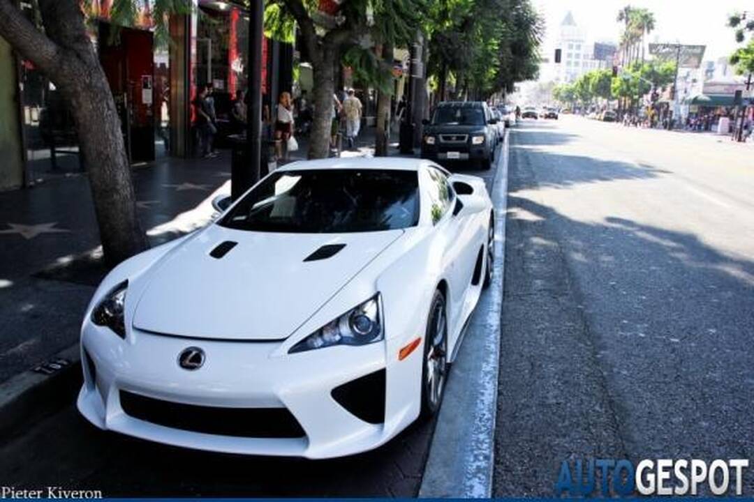 Ar akinančiai baltas „Lexus LF-A“ neužgoš tobulo P.Hilton grožio?