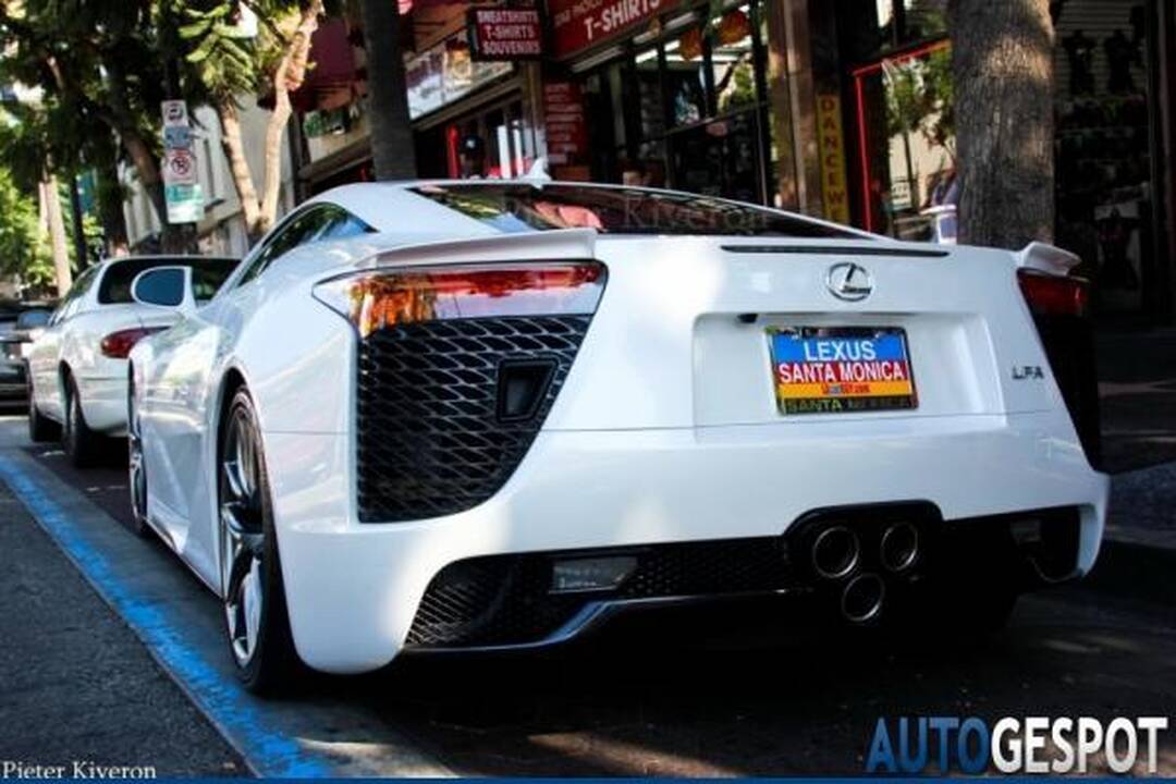 Ar akinančiai baltas „Lexus LF-A“ neužgoš tobulo P.Hilton grožio?