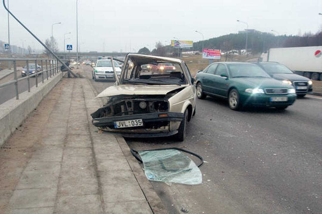 Bandė užmušti vorą – atsitrenkė į stulpą