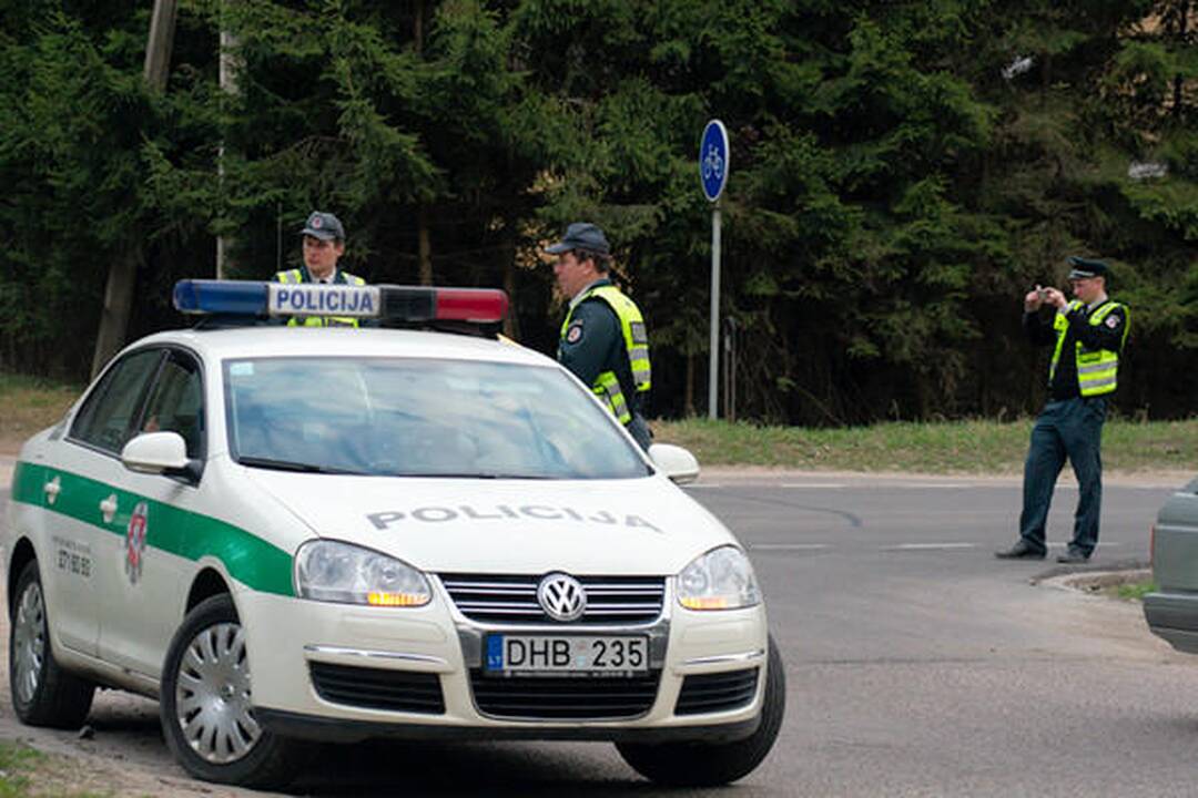 Nemenčinės plente automobiliui atsitrenkus į medį nukentėjo moteris