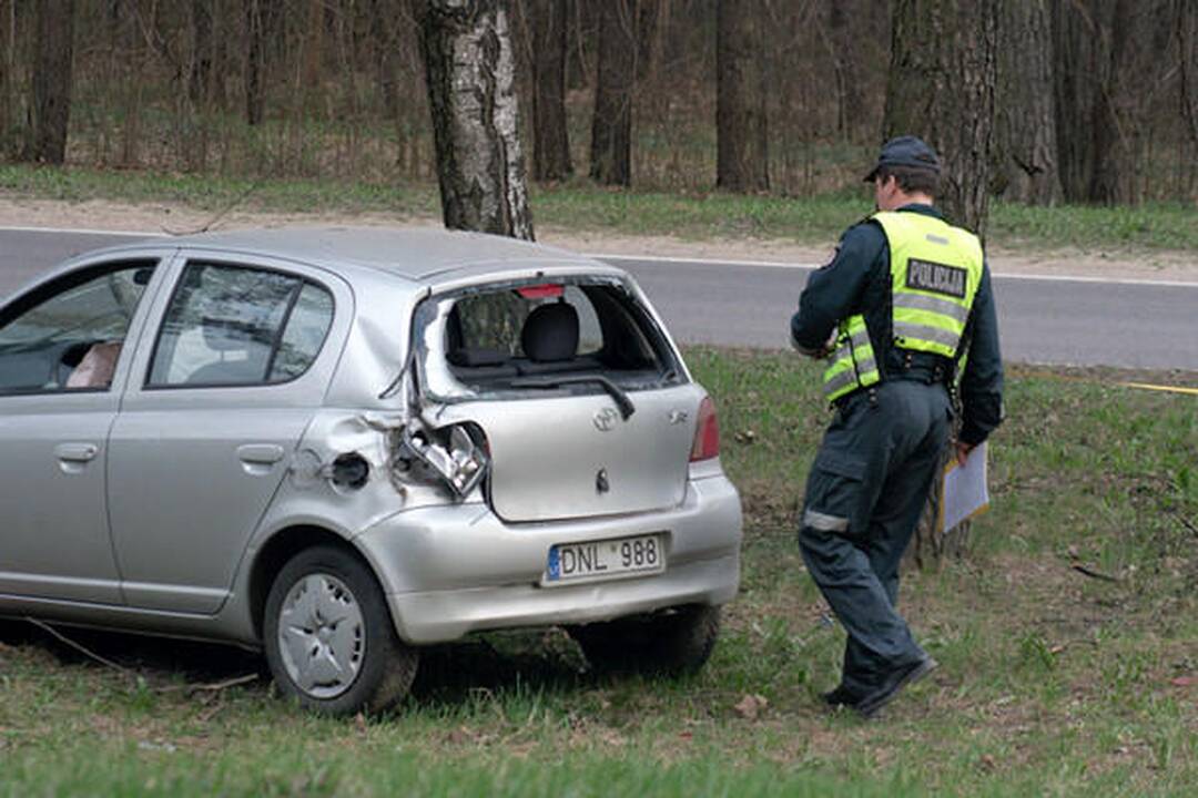 Nemenčinės plente automobiliui atsitrenkus į medį nukentėjo moteris