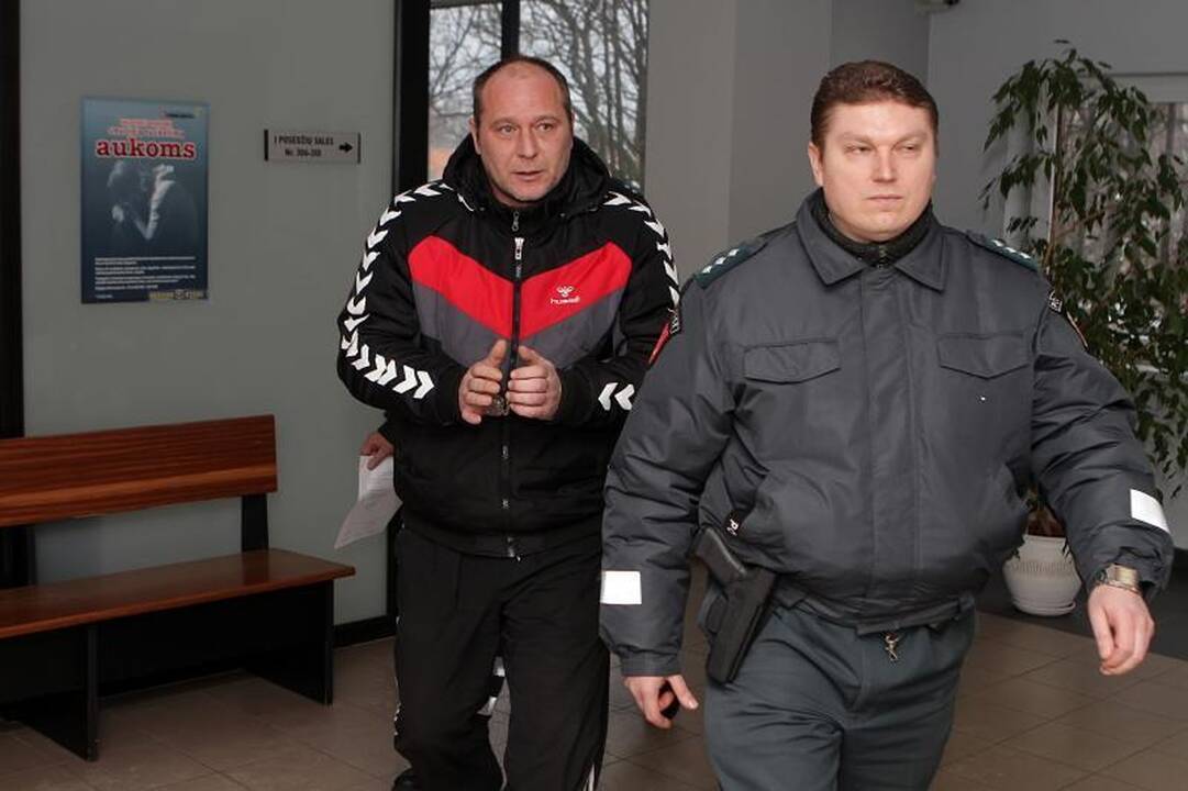 Dėl sukčiavimo sulaikyti policijos pareigūnai savo kaltę neigia