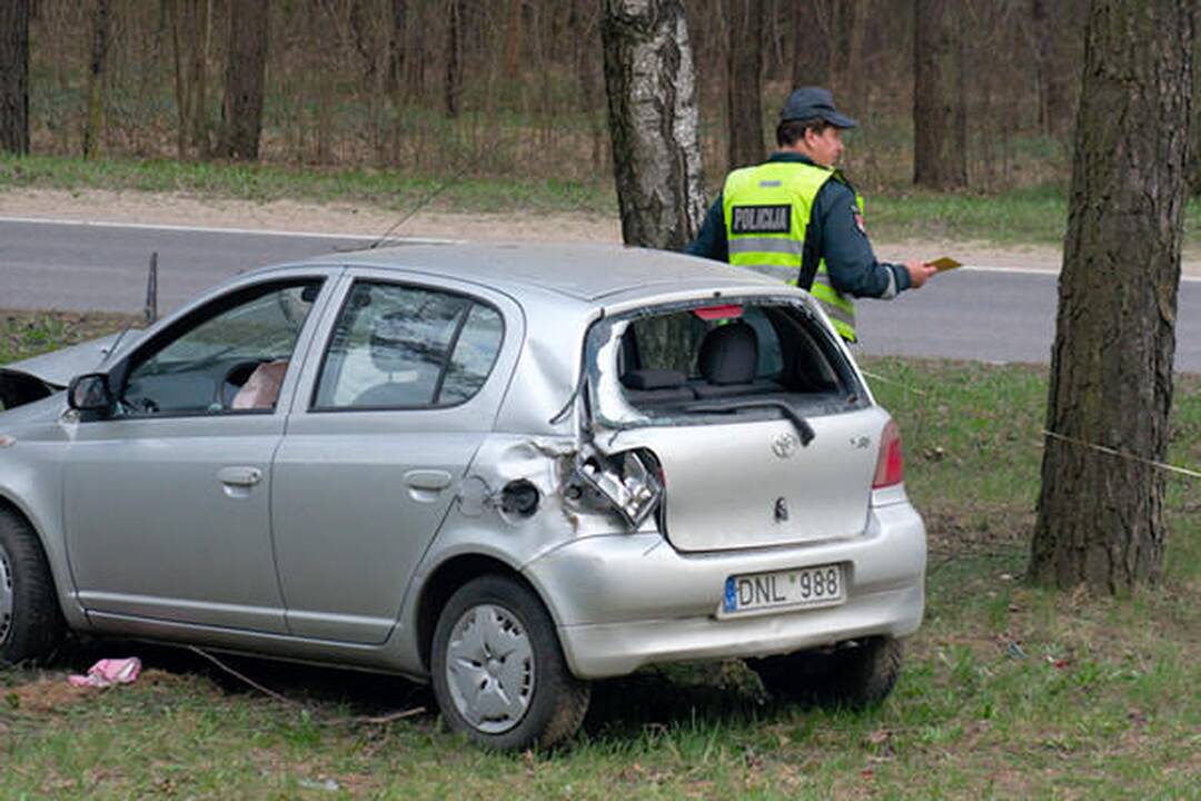 Nemenčinės plente automobiliui atsitrenkus į medį nukentėjo moteris