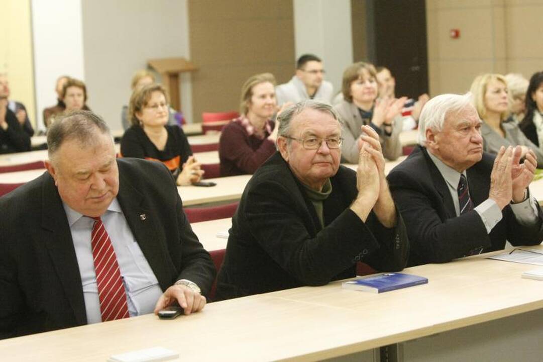 Knyga, kurioje į jūrą žvelgiama ne iš paplūdimio