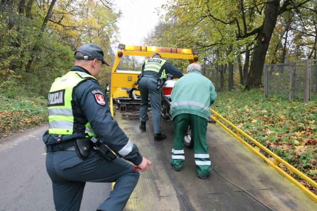 Sprukdami nuo policijos motociklininkai rėžėsi į patrulių automobilį