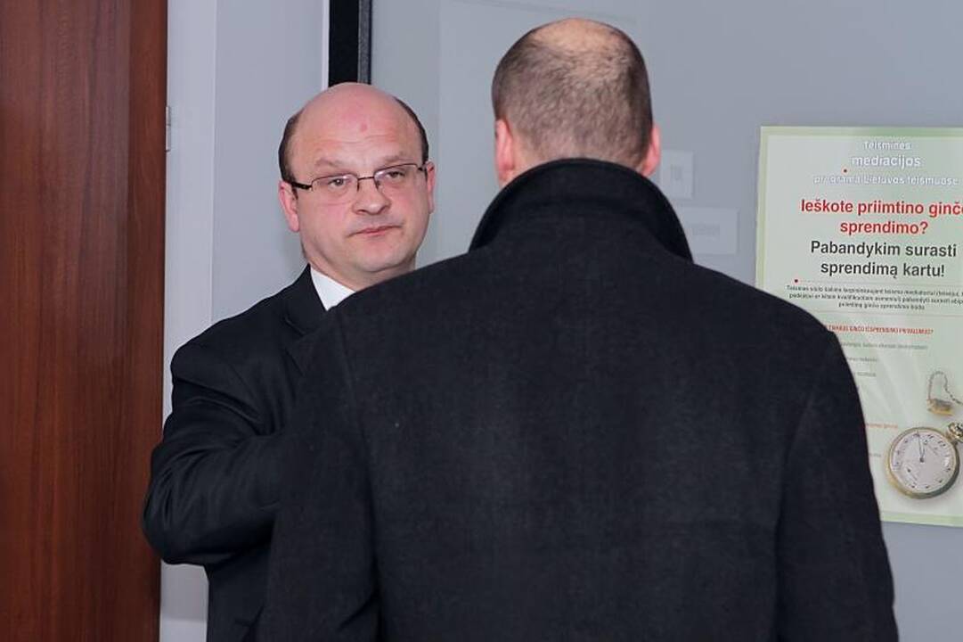 Dėl sukčiavimo sulaikyti policijos pareigūnai savo kaltę neigia