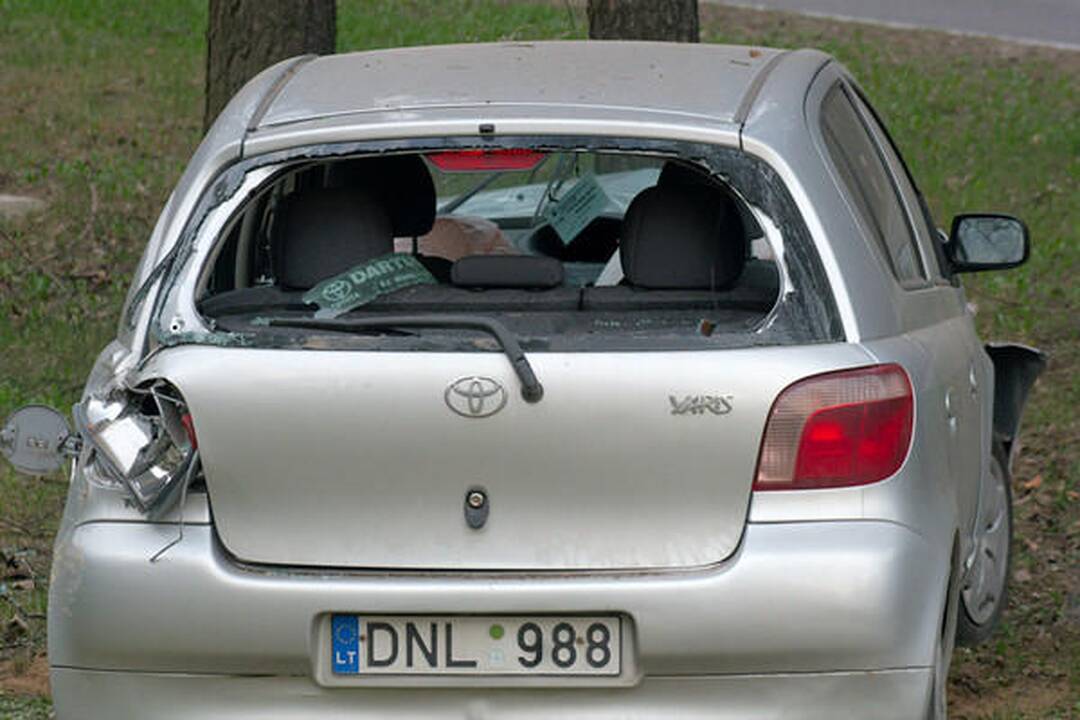 Nemenčinės plente automobiliui atsitrenkus į medį nukentėjo moteris