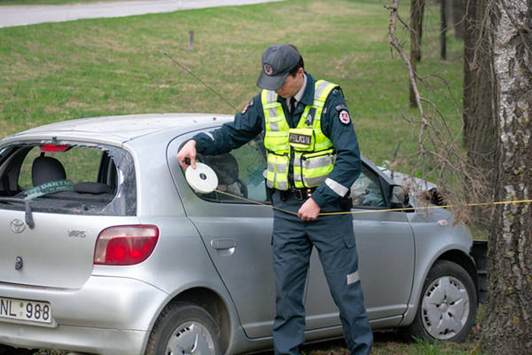 Nemenčinės plente automobiliui atsitrenkus į medį nukentėjo moteris