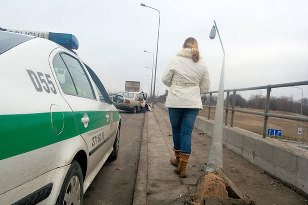 Bandė užmušti vorą – atsitrenkė į stulpą
