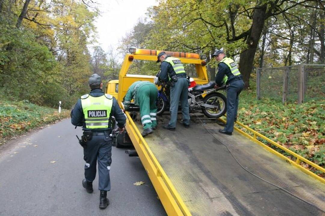 Sprukdami nuo policijos motociklininkai rėžėsi į patrulių automobilį