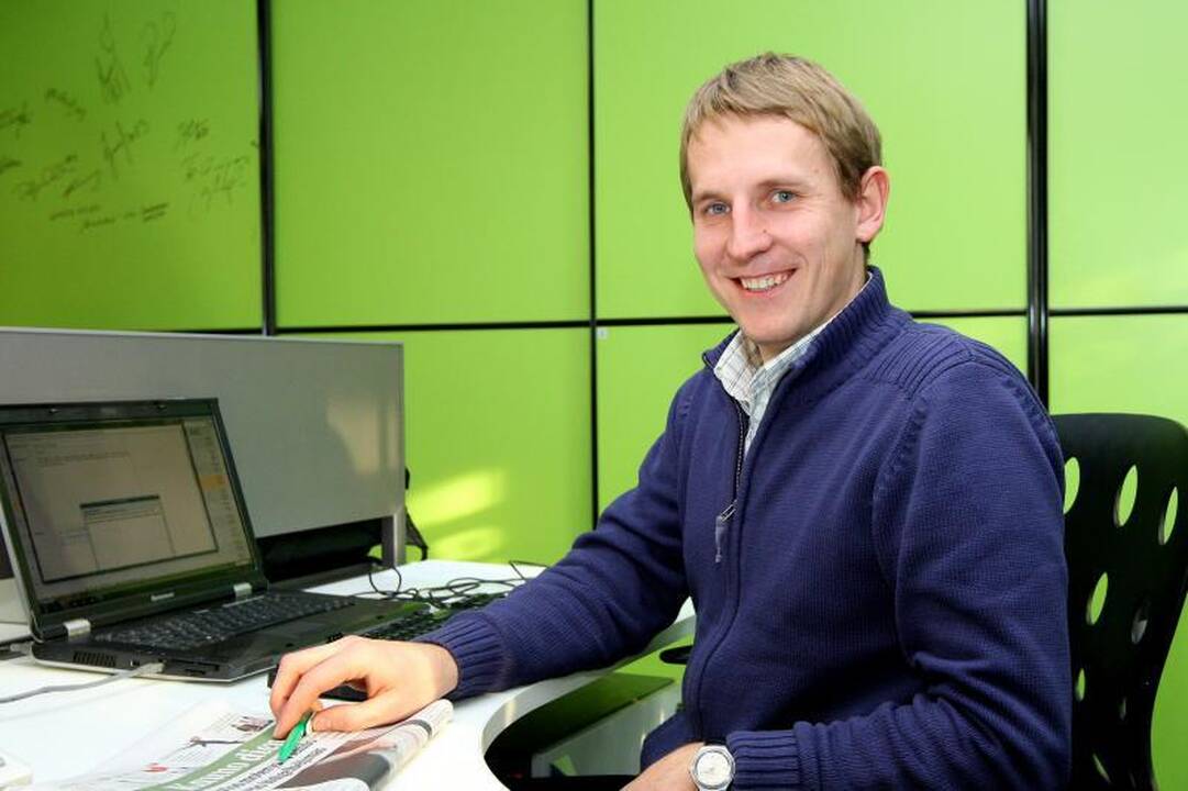 Ornitologas: žiemojančius paukščius lesinti būtina