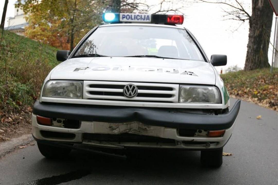 Sprukdami nuo policijos motociklininkai rėžėsi į patrulių automobilį