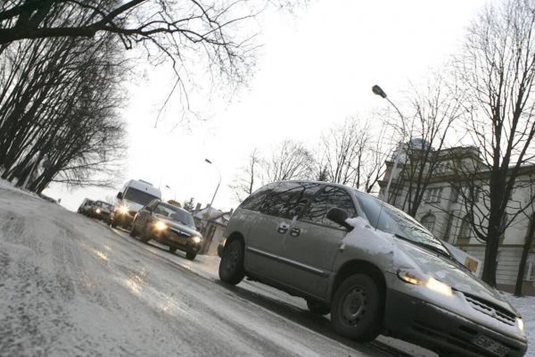 Žiema Kaune: rytą vairuotojus pasitiko snieguotos įkalnės (papildyta)