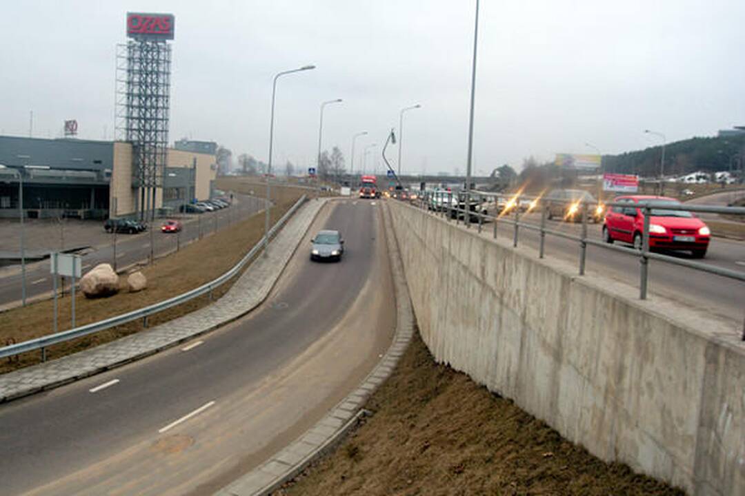 Bandė užmušti vorą – atsitrenkė į stulpą