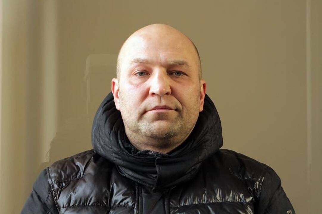 Dėl sukčiavimo sulaikyti policijos pareigūnai savo kaltę neigia