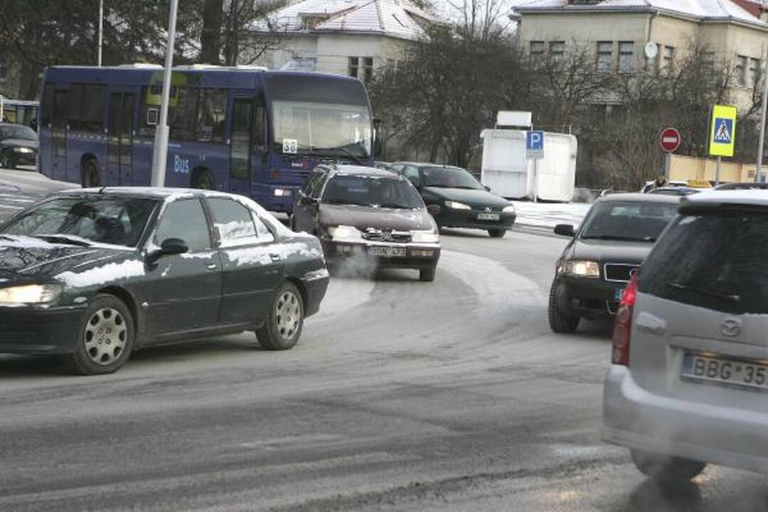 Žiema Kaune: rytą vairuotojus pasitiko snieguotos įkalnės (papildyta)