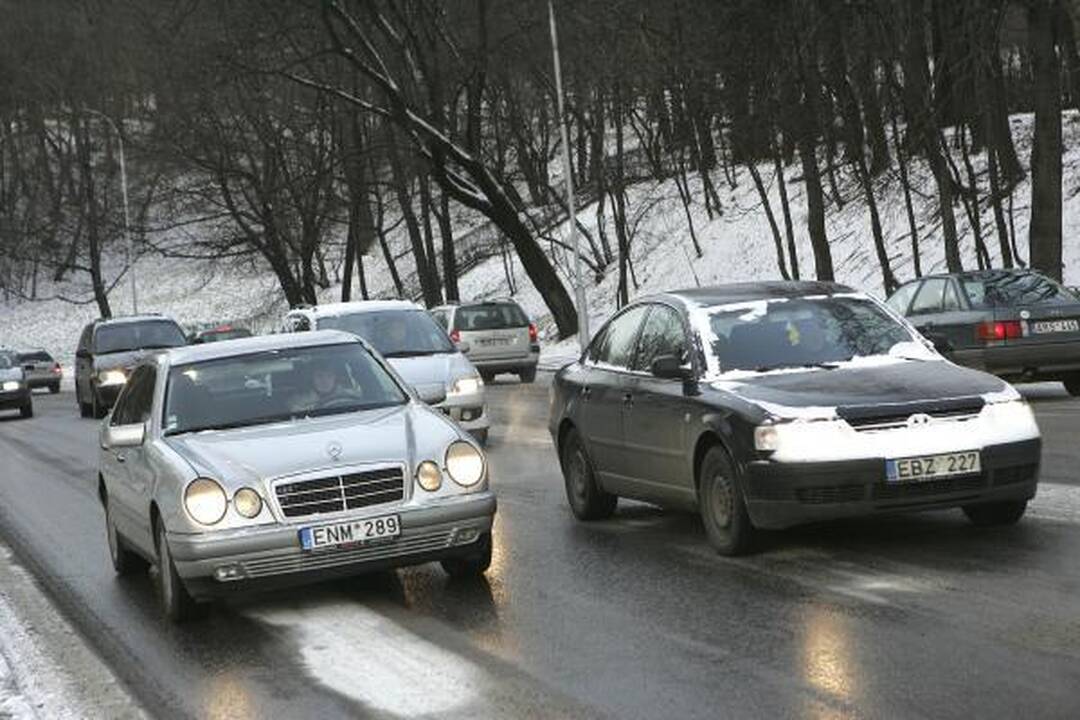 Žiema Kaune: rytą vairuotojus pasitiko snieguotos įkalnės (papildyta)