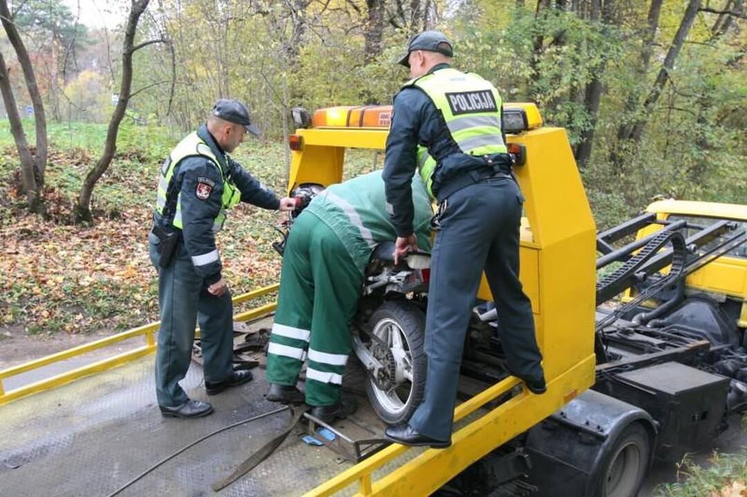 Sprukdami nuo policijos motociklininkai rėžėsi į patrulių automobilį