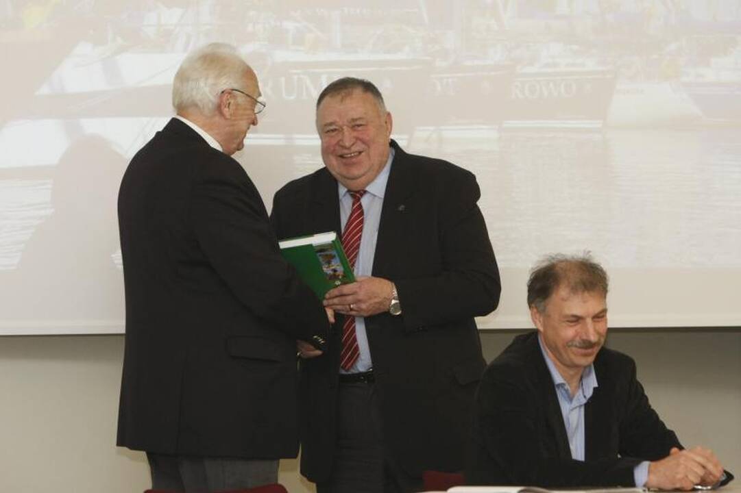 Knyga, kurioje į jūrą žvelgiama ne iš paplūdimio
