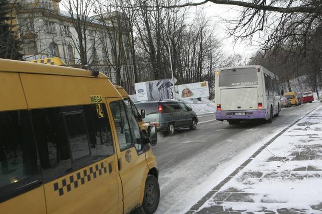 Žiema Kaune: rytą vairuotojus pasitiko snieguotos įkalnės (papildyta)