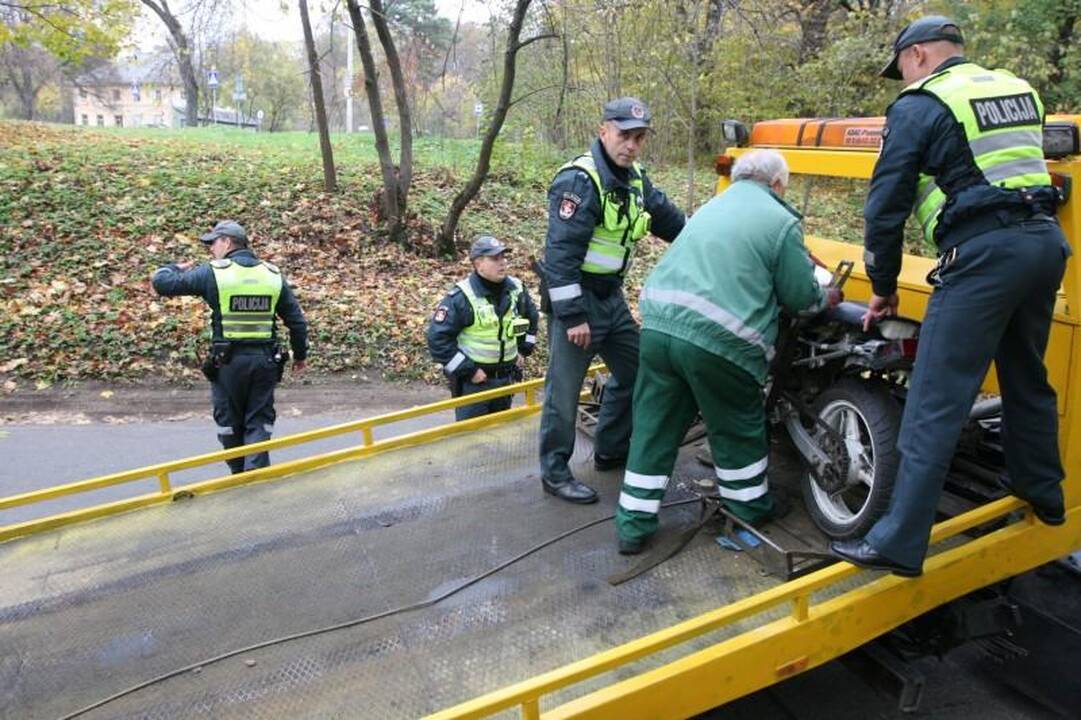 Sprukdami nuo policijos motociklininkai rėžėsi į patrulių automobilį