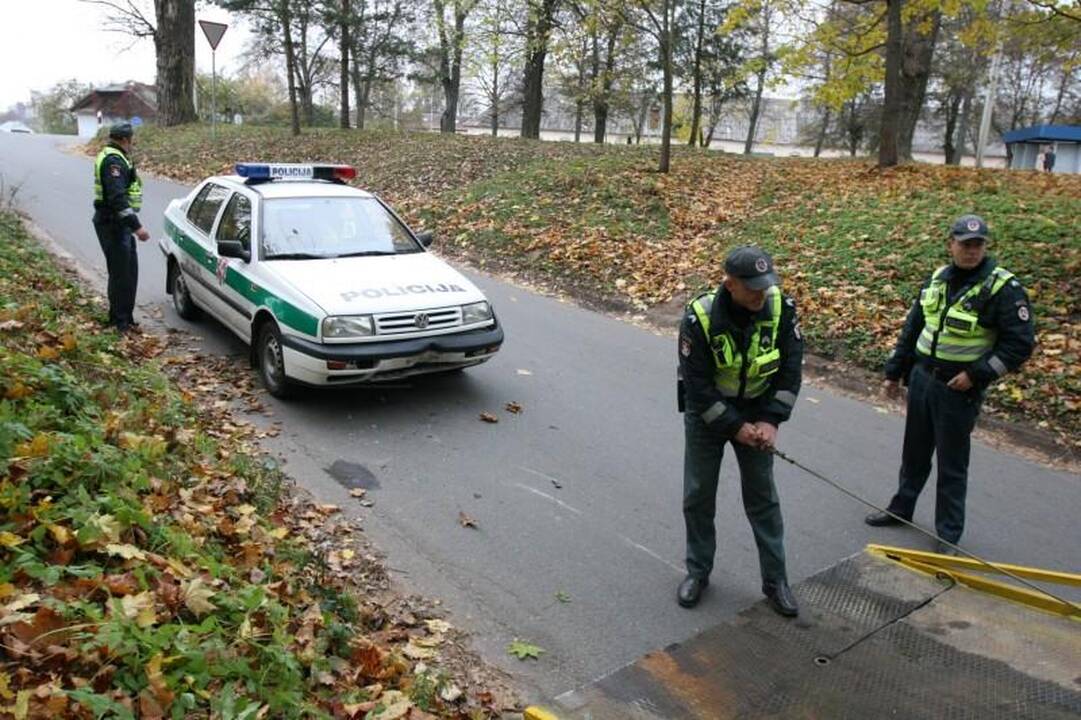 Sprukdami nuo policijos motociklininkai rėžėsi į patrulių automobilį