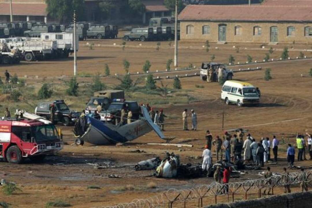 Pakistane sudužus lėktuvui žuvo 22 žmonės