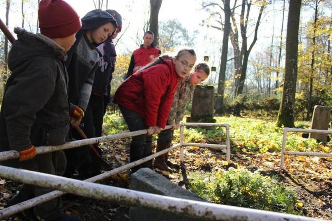 Kauno samariečiai tvarkė apleistas Fredos kapines 