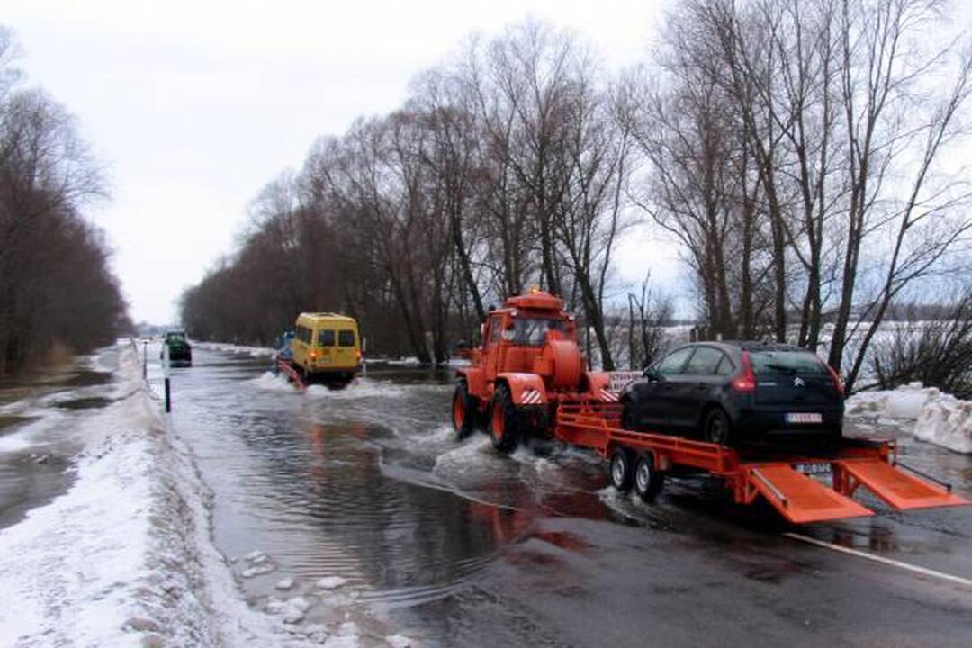 Per apsemtą ruožą kelyje Šilutė-Rusnė gyventojai vėl keliami specialiu autobusu