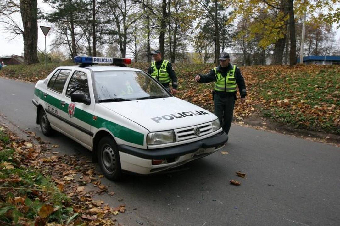 Sprukdami nuo policijos motociklininkai rėžėsi į patrulių automobilį