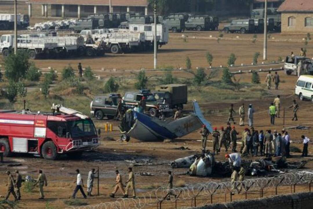 Pakistane sudužus lėktuvui žuvo 22 žmonės