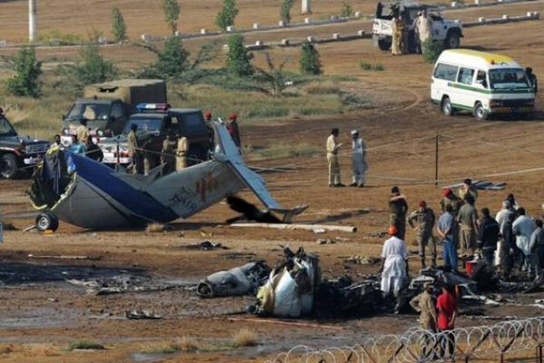 Pakistane sudužus lėktuvui žuvo 22 žmonės