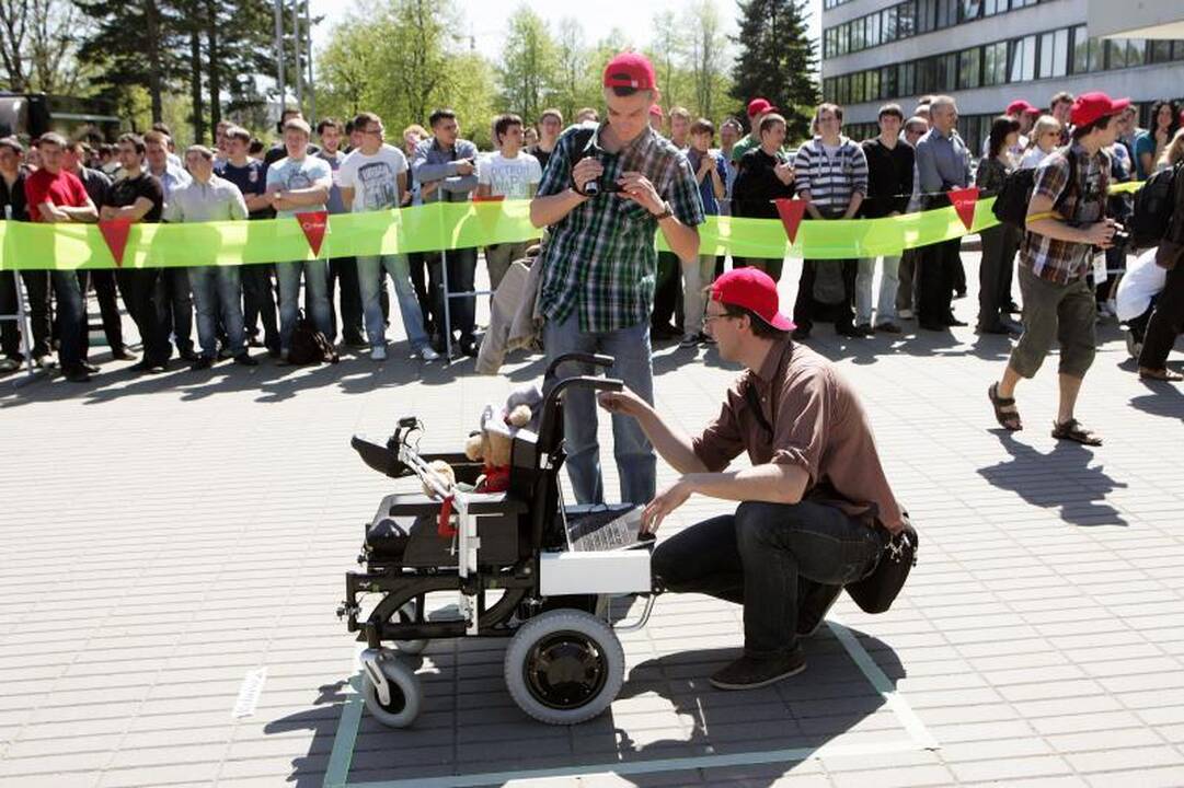 Studentų miestelyje virė robotų kovos   